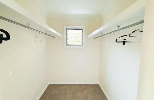 Kenmore Haus | Elegant Villa Near Shopping Mall