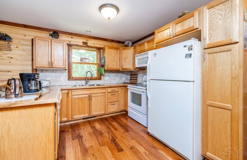 Baraboo Kabine | Elina’s Log Cabin, new on the market, steps from Devil’s Lake State Park.