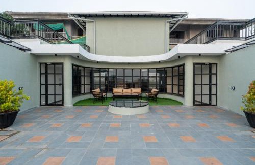Saipem Wohnung | ELIVAAS 1 BHK with Rooftop Pool - Kamerios Skye
