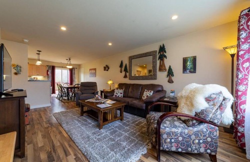 Orick Haus | Elk Meadow Cabins 19A Johnny Redwood Suite