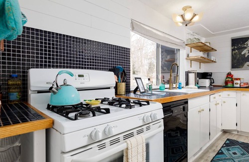 Elk Rapids Haus | Elk Rapids Bungalow | Garden | Firepit | AC