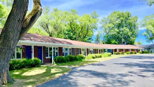 Williamsburg Hotel | Elk Rapids Lakeshore Inn