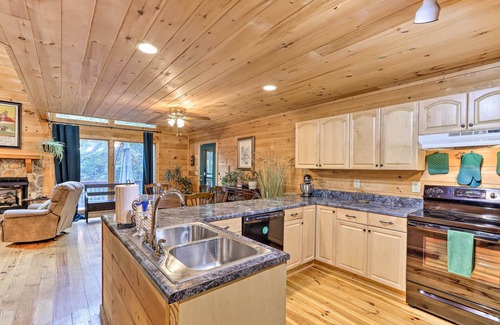 Eagle Mountain Kabine | Ellijay Resort Cabin w/ Deck + Enclosed Porch!