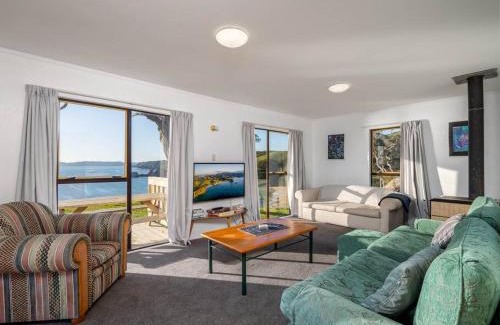 Rawhiti Haus | Elliot Bay - Hilltop Cottage