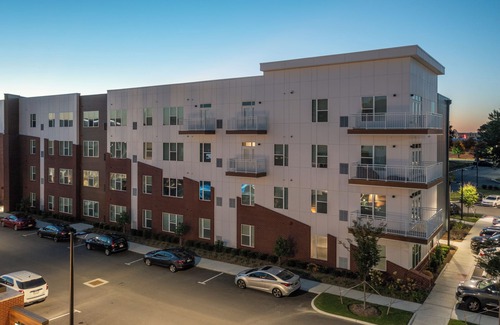 Coliseum Central Wohnung | Ellipse Urban: Walk to Peninsula Town Center - Hampton's Best Location