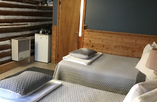 Grawn Resort | Ellis Lake Resort - Tamarack Logroom-Interlochen / Traverse City