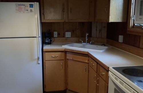 Tawas City Hütte | (Elm) Cozy Lakeside 2 Bed 2 Bath Cottage - Pets OK