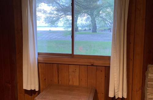 Tawas City Hütte | (Elm) Cozy Lakeside 2 Bed 2 Bath Cottage - Pets OK