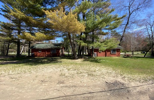 Tawas City Hütte | (Elm) Cozy Lakeside 2 Bed 2 Bath Cottage - Pets OK