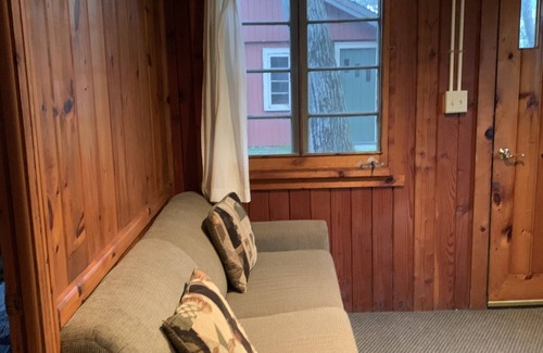 Tawas City Hütte | (Elm) Cozy Lakeside 2 Bed 2 Bath Cottage - Pets OK