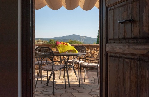 Panicale Wohnung | Elm Tree Apt In Farmhouse With Pool, Panicale, Italy