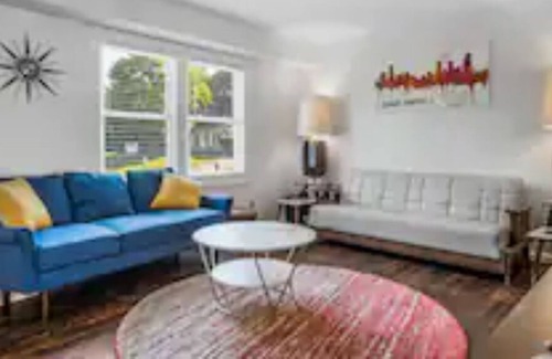 Northview Haus | ELYSIUM * HotTub 4bed 2bath Near EVERYTHING!