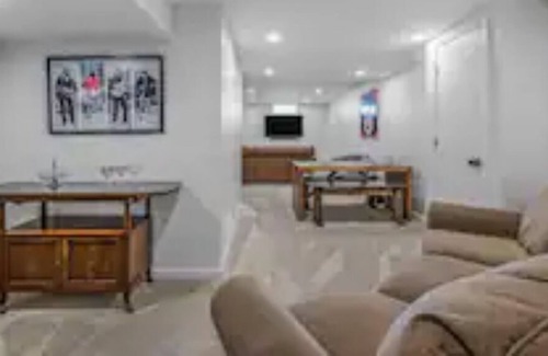 Northview Haus | ELYSIUM * HotTub 4bed 2bath Near EVERYTHING!