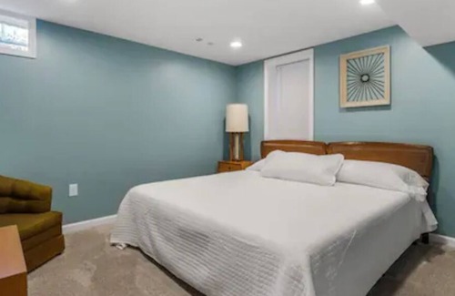 Northview Haus | ELYSIUM * HotTub 4bed 2bath Near EVERYTHING!