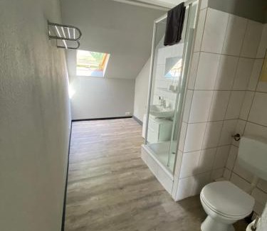 Krefeld Wohnung | EMAS 8 Wohnung mit 2 Einzelbetten, Küche, Dusche, TV