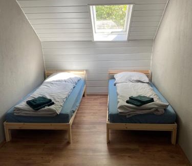 Krefeld Wohnung | EMAS 8 Wohnung mit 2 Einzelbetten, Küche, Dusche, TV