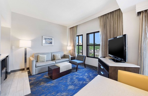 Old Town Alexandria Hotel | Embassy Suites by Hilton Alexandria Old Town