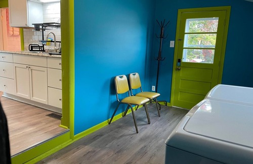 North Central Columbia Haus | Embrace vibrant, eclectic charm in our 1905 Columbia downtown home.