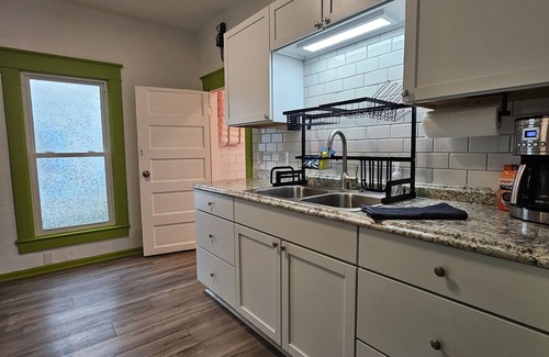 North Central Columbia Haus | Embrace vibrant, eclectic charm in our 1905 Columbia downtown home.