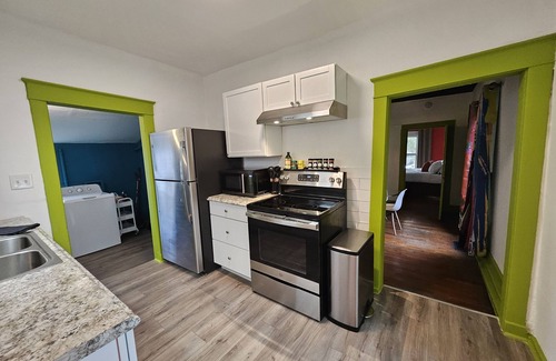 North Central Columbia Haus | Embrace vibrant, eclectic charm in our 1905 Columbia downtown home.