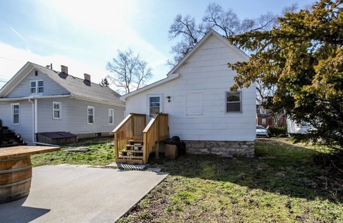 North Central Columbia Haus | Embrace vibrant, eclectic charm in our 1905 Columbia downtown home.