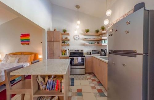 Coco Haus | Emerald Haven Second Floor Studio Mins From Beach