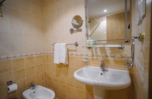 Al Aziziyah Hotel | EMMAR AL NOOR