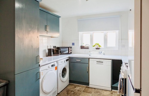 Broadheath Haus | EnbyR Haven, 4-min drive from MCR Airport&motorways