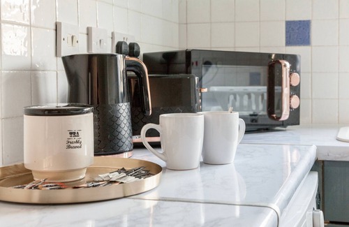 Broadheath Haus | EnbyR Haven, 4-min drive from MCR Airport&motorways