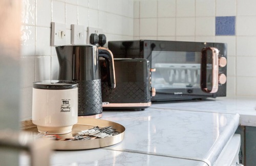 Broadheath Haus | EnbyR Haven, 4-min drive from MCR Airport&motorways