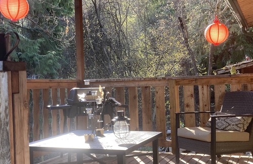 Central Okanagan Kabine | Enchanted Lakeview Garden, Killiney Beach, West Kelowna, BC, Pet Friendly