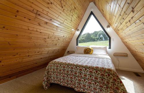 Makanda Skihütte | Enchanting A-Frames with Hot-Tub Wonderful for Hiking in Makanda, Illinois