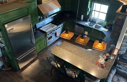 Ray County Haus | Enchanting cabin offers the perfect blend of rustic charm & modern luxury.