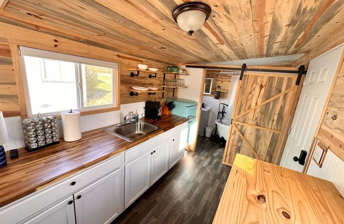 Ruch Wohnung | Enchanting Getaway: Farmhouse and Tiny House Duo