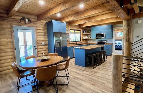 Beaver Kabine | Enchanting log cabin in Beaver near Eagle Point, sleeps 20+
