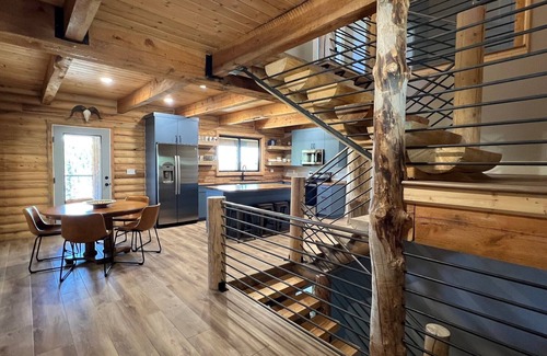 Beaver Kabine | Enchanting log cabin in Beaver near Eagle Point, sleeps 20+