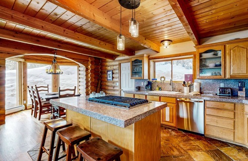 Summit Park Kabine | Enchanting mountain escape with hot tub, fireplace, deck, W/D & incredible views