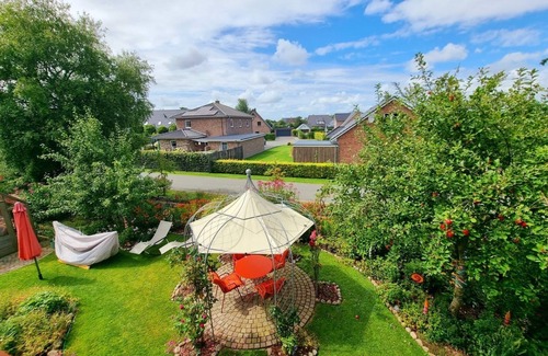 Hattstedt Wohnung | Beenden Sie den Tag, bei einem Glas Wein und genießen Sie den Sonnenuntergang.
