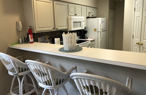 Pawleys Island Eigentumswohnung | Endeinheit 5 min zum Strand. Schritte vom Pool / Jacuzzi. Golf. In der Nähe von Restaurants. W-lan