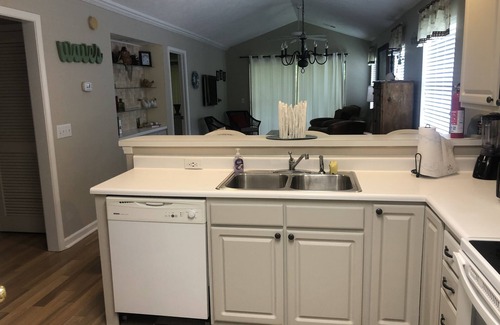 Pawleys Island Eigentumswohnung | Endeinheit 5 min zum Strand. Schritte vom Pool / Jacuzzi. Golf. In der Nähe von Restaurants. W-lan