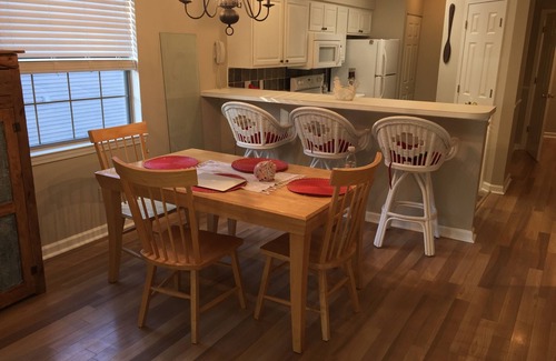 Pawleys Island Eigentumswohnung | Endeinheit 5 min zum Strand. Schritte vom Pool / Jacuzzi. Golf. In der Nähe von Restaurants. W-lan