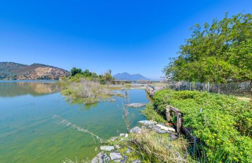 Clearlake Wohnung | End Unit with Clear Lake Access in NorCal!