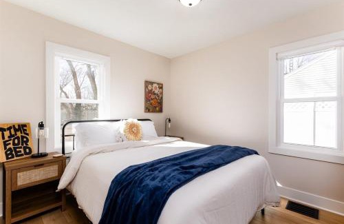 Northeast South Bend Wohnung | End Zone Escape - 2BR house 1 mile to ND Stadium!