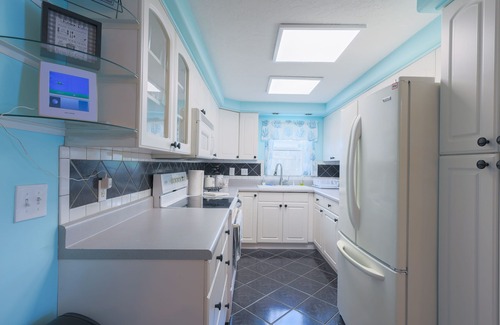 Largo Haus | Endless Summer Pool Vibes