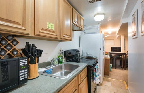 Trinidad Wohnung | English Basement Apt in a Classic DC Neighborhood