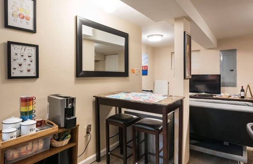 Trinidad Wohnung | English Basement Apt in a Classic DC Neighborhood