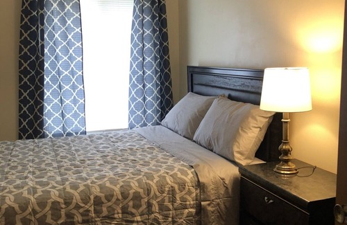 Maple Heights Wohnung | English Tudor Apartment with Assigned Covered Parking