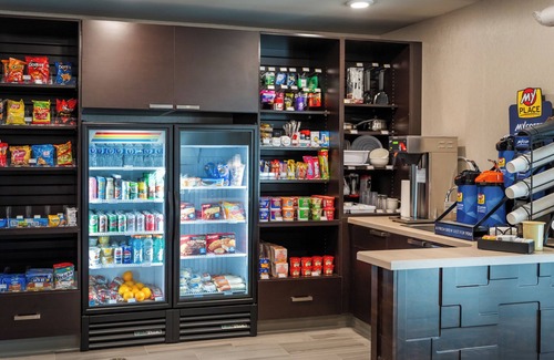 Wilkes East Haus | Enjoy 3 Pet-Friendly Rooms with Kitchen and Parking Included Near Oregon Zoo
