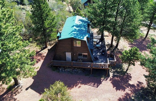 Mammoth Creek Kabine | Enjoy a cozy cabin near the lake! Sleeps 8, 5 Beds.