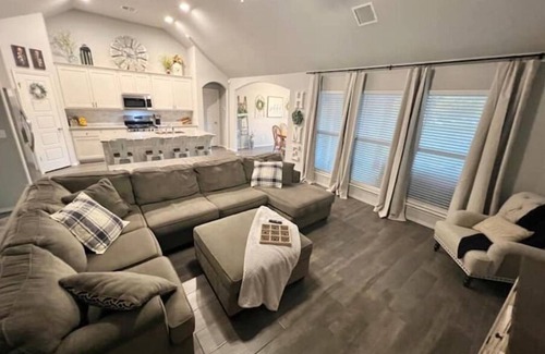 Broken Arrow Haus | Enjoy a relaxing stay with plenty of room for the whole family